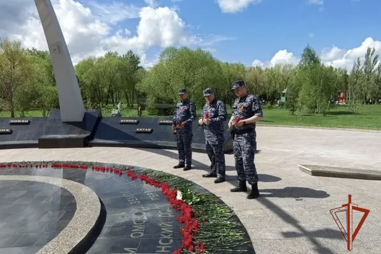 В День Победы в Омске росгвардейцы почтили память погибших воинов
