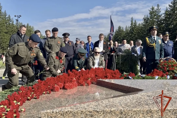 В День Победы в Омске росгвардейцы почтили память погибших воинов