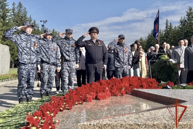 В День Победы в Омске росгвардейцы почтили память погибших воинов