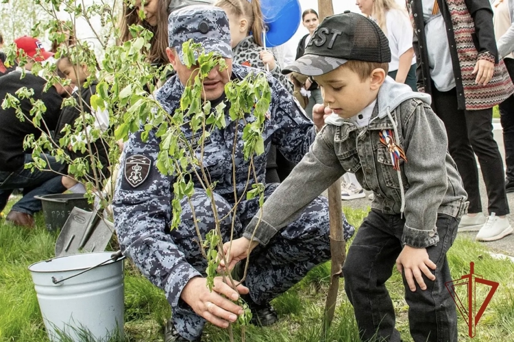 В честь Дня Победы росгвардейцы высадили кусты сирени в Омской области