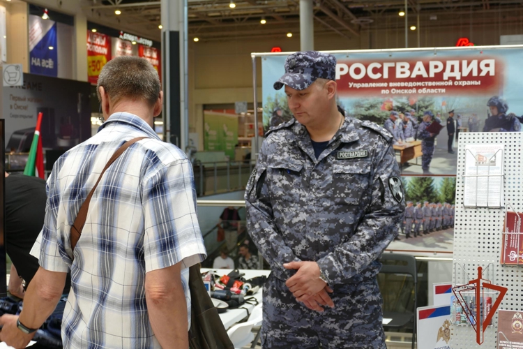 Росгвардия Омской области представила вакансии на ярмарке трудоустройства