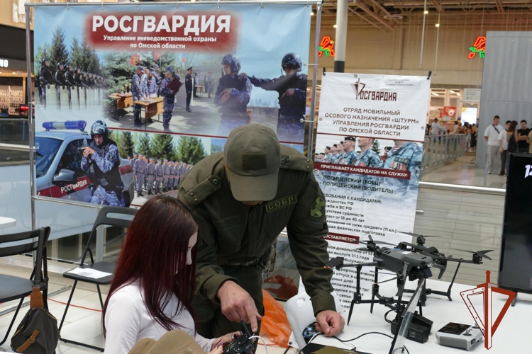 Росгвардия Омской области представила вакансии на ярмарке трудоустройства