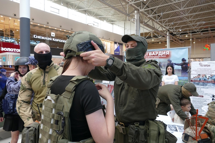 Росгвардия Омской области представила вакансии на ярмарке трудоустройства