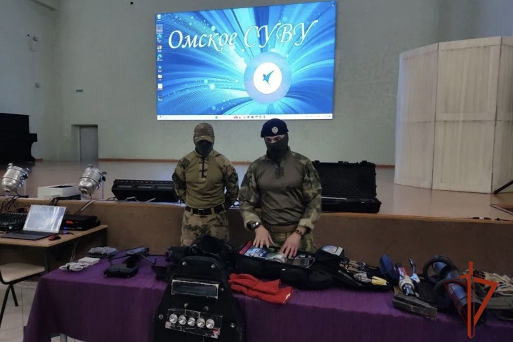 Сотрудники СОБР провели «урок мужества» в омском специальном учебно-воспитательном учреждении