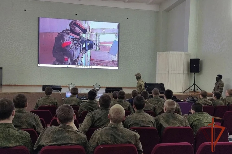 Сотрудники СОБР провели «урок мужества» в омском специальном учебно-воспитательном учреждении
