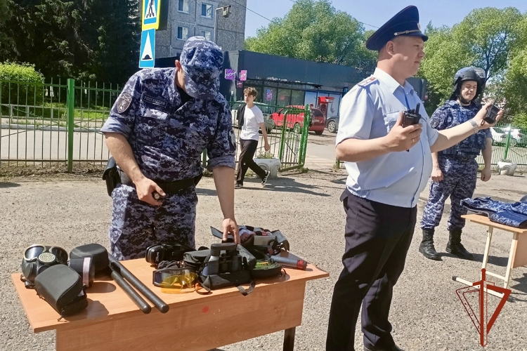 Сотрудники Росгвардии провели урок мужества для школьников в Омской области