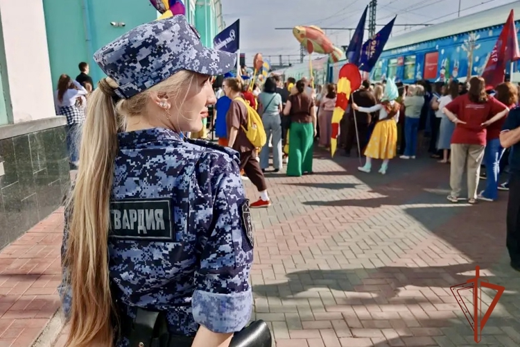 Сотрудники Росгвардии обеспечили безопасность прибытия Театрального поезда на перрон в Омске
