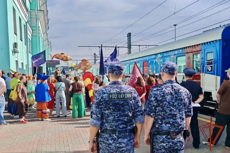 Сотрудники Росгвардии обеспечили безопасность прибытия Театрального поезда на перрон в Омске