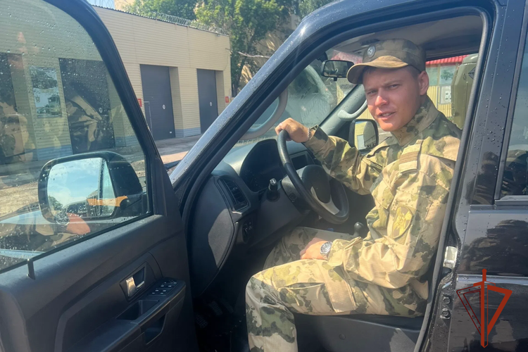 Военнослужащий омской воинской части Росгвардии потушил загоревшийся на дороге гражданский автомобиль