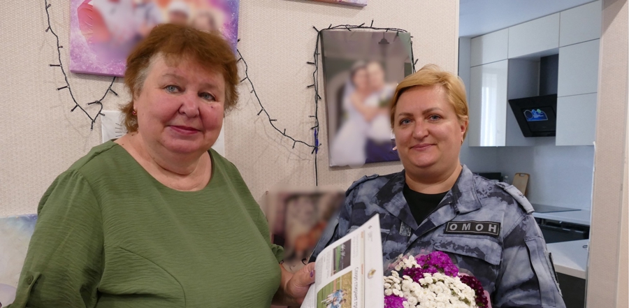 Маме сотрудника Омского ОМОН вручили ведомственную газету со статьей о ее сыне