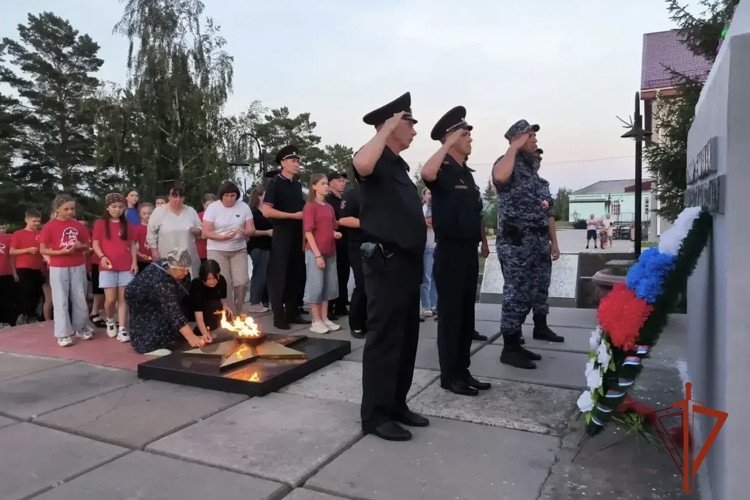 Росгвардейцы приняли участие в мероприятиях ко Дню памяти и скорби в Омске и Омской области 