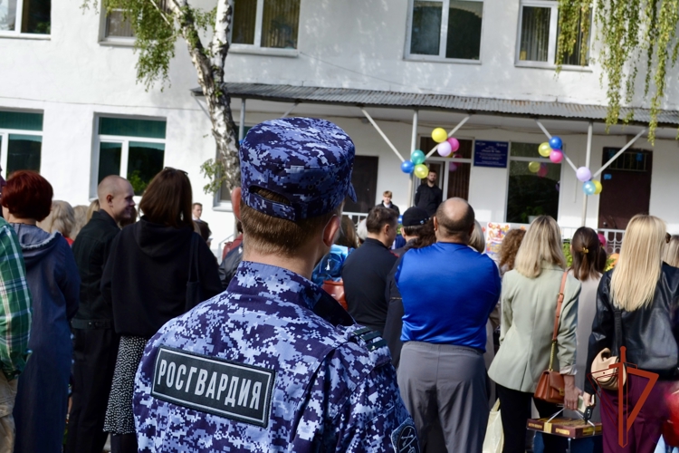 Росгвардейцы обеспечили безопасность во время проведения последних звонков в школах Омска и Омской области