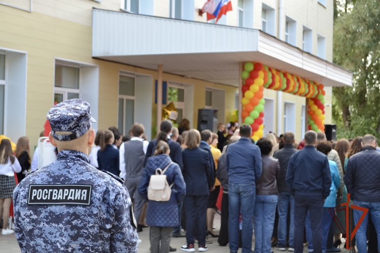Росгвардейцы обеспечили безопасность  во время проведения последних звонков в школах Омска и Омской области