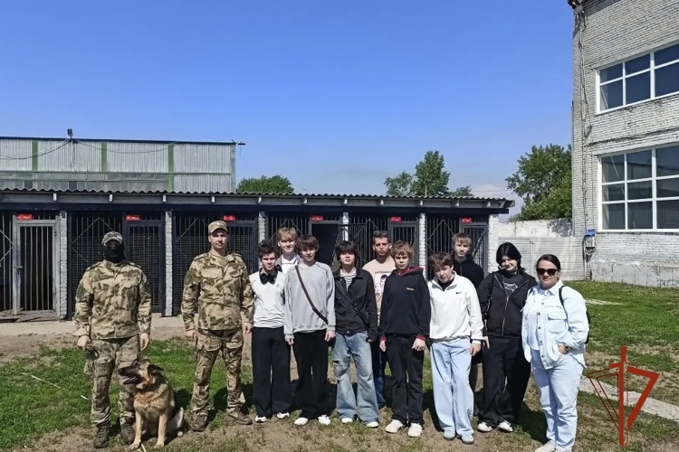 Омский ОМОН провел экскурсию по отряду для школьников из Новосибирска