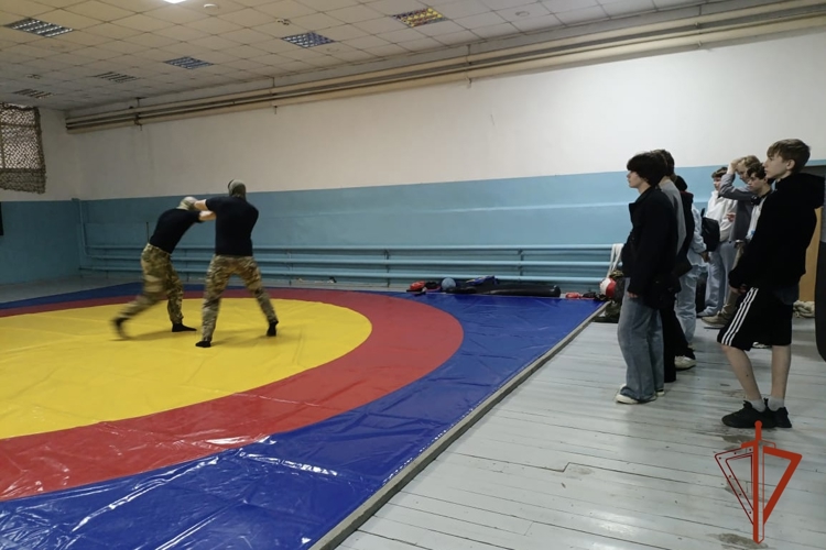 Омский ОМОН провел экскурсию по отряду для школьников из Новосибирска