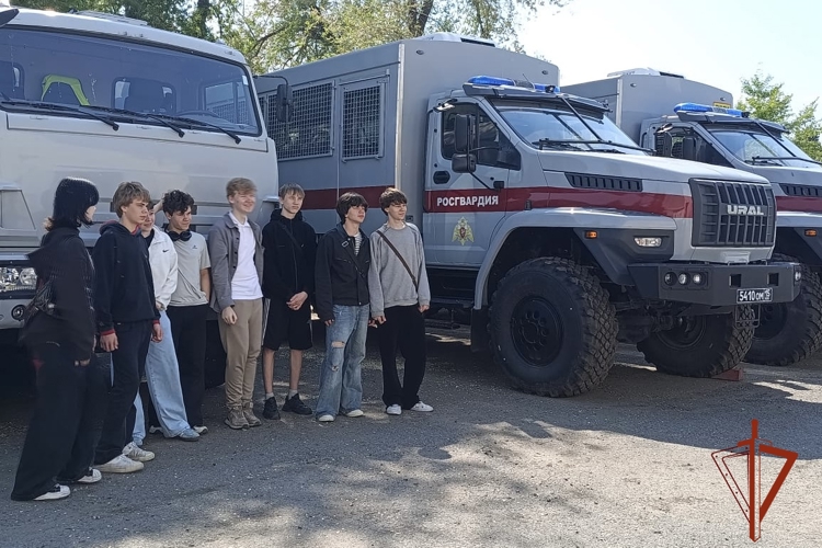 Омский ОМОН провел экскурсию по отряду для школьников из Новосибирска