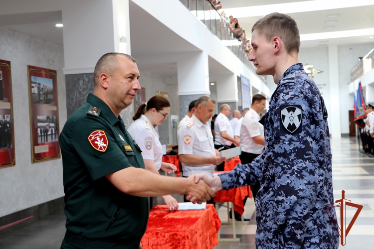 В Омске состоялся выпуск сотрудников Росгвардии, прошедших программу обучения профессиональной подготовки