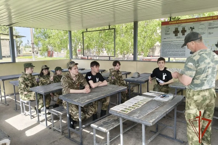 На полигоне омской воинской части Росгвардии юные омичи соревновались в военно-прикладных играх
