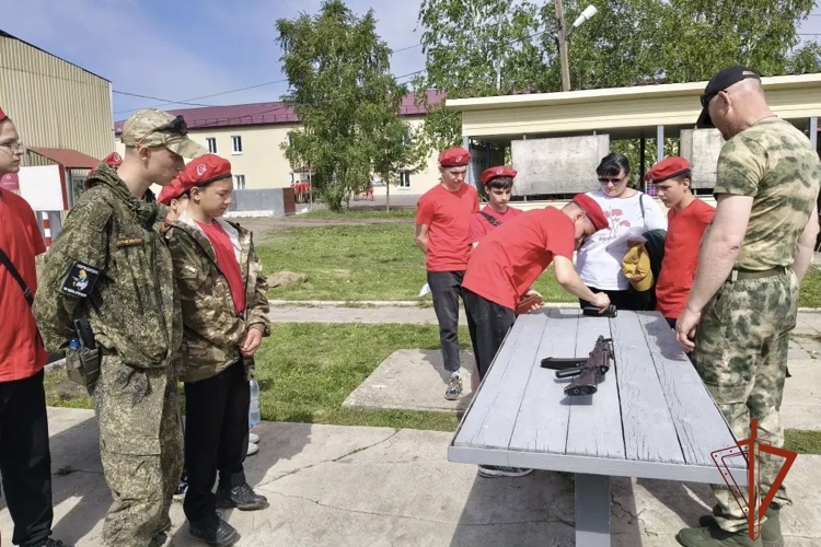 На полигоне омской воинской части Росгвардии юные омичи соревновались в военно-прикладных играх