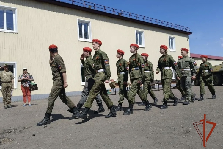 На полигоне омской воинской части Росгвардии юные омичи соревновались в военно-прикладных играх