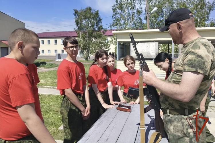 На полигоне омской воинской части Росгвардии юные омичи соревновались в военно-прикладных играх