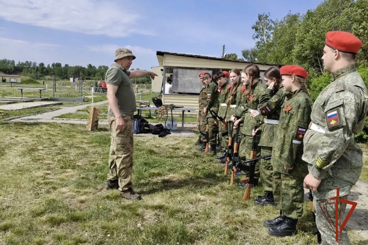 На полигоне омской воинской части Росгвардии юные омичи соревновались в военно-прикладных играх