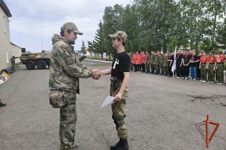На полигоне омской воинской части Росгвардии юные омичи соревновались в военно-прикладных играх