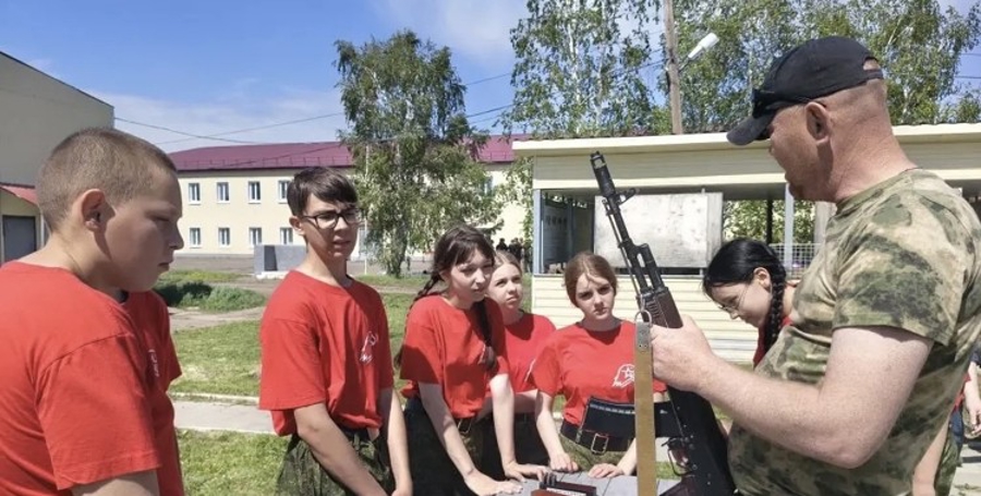 На полигоне омской воинской части Росгвардии юные омичи соревновались в военно-прикладных играх