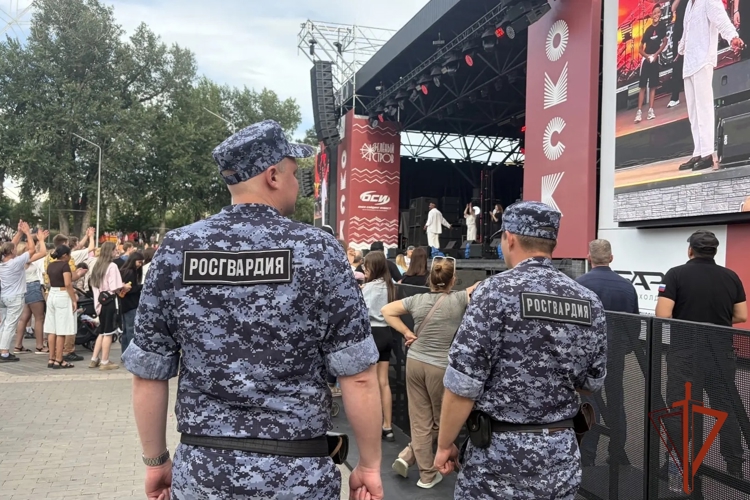 Росгвардейцы обеспечили правопорядок на фестивале  «Лето. Вокруг света. Культурный код под открытым небом» в Омске 