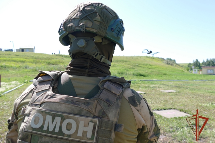 Cотрудники ОМОН "Штурм" Росгвардии отработали навыки пилотирования БПЛА в Омске