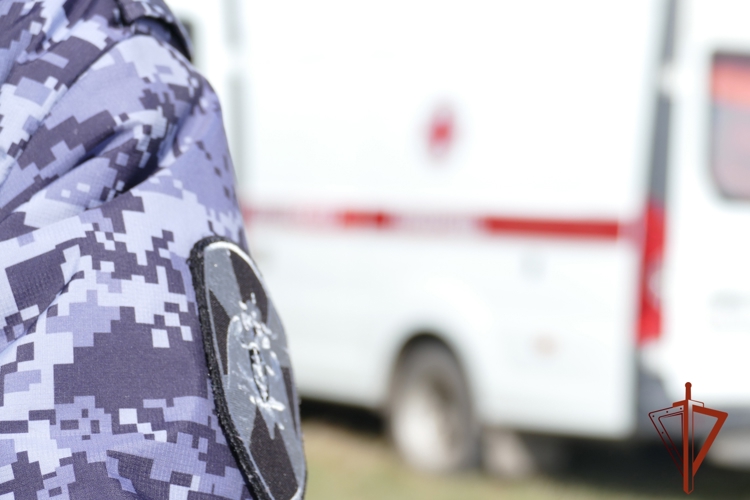 Росгвардия продолжает обеспечивать безопасность медиков в Омской области  