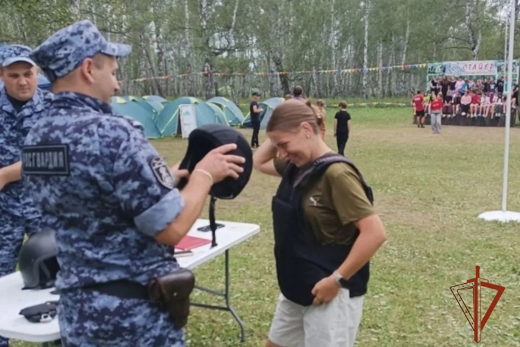 «Каникулы с Росгвардией»: сотрудники вневедомственной охраны навестили детские оздоровительные  лагеря в трех районах Омской области