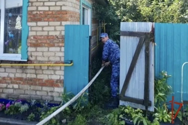 В Омской области экипаж Росгвардии помог ликвидировать пожар в жилом доме