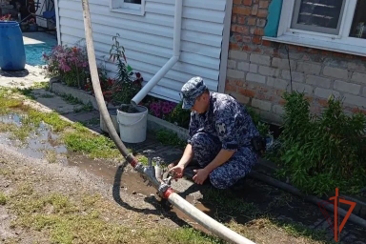 В Омской области экипаж Росгвардии помог ликвидировать пожар в жилом доме