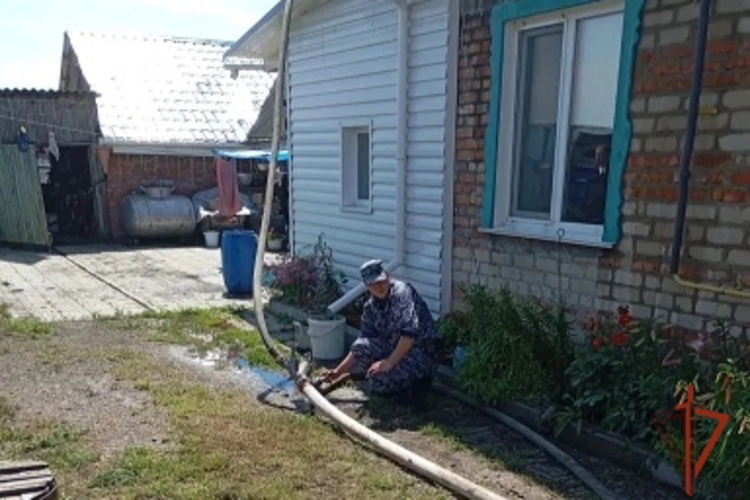 В Омской области экипаж Росгвардии помог ликвидировать пожар в жилом доме