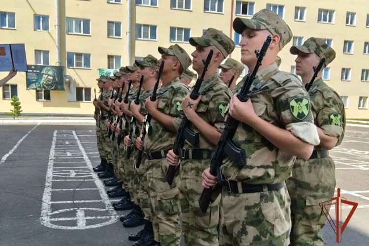 В Омске более 60 новобранцев Росгвардии приняли Военную присягу