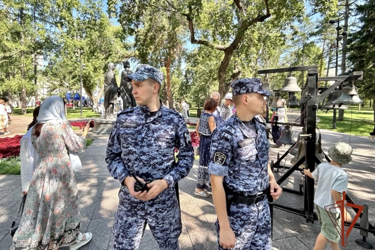 Росгвардейцы приняли участие в крестном ходе в День крещения Руси в Омске