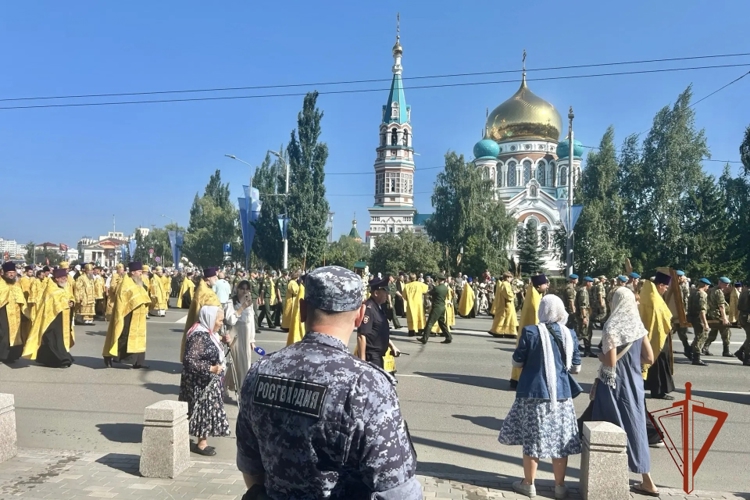 Росгвардейцы приняли участие в крестном ходе в День крещения Руси в Омске