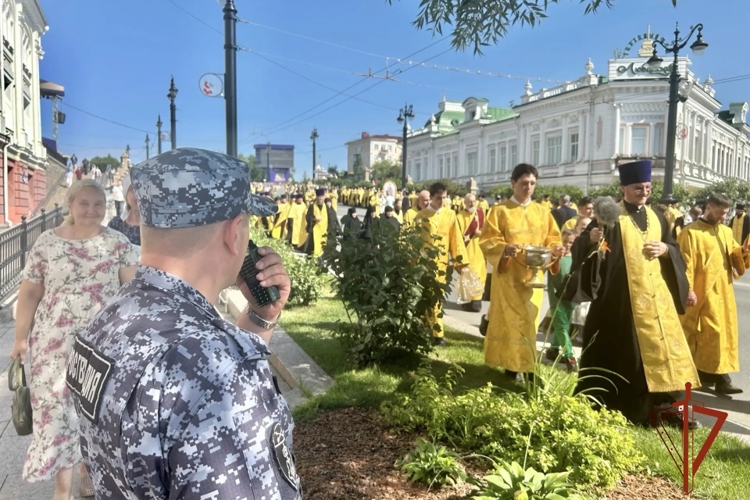 Росгвардейцы приняли участие в крестном ходе в День крещения Руси в Омске