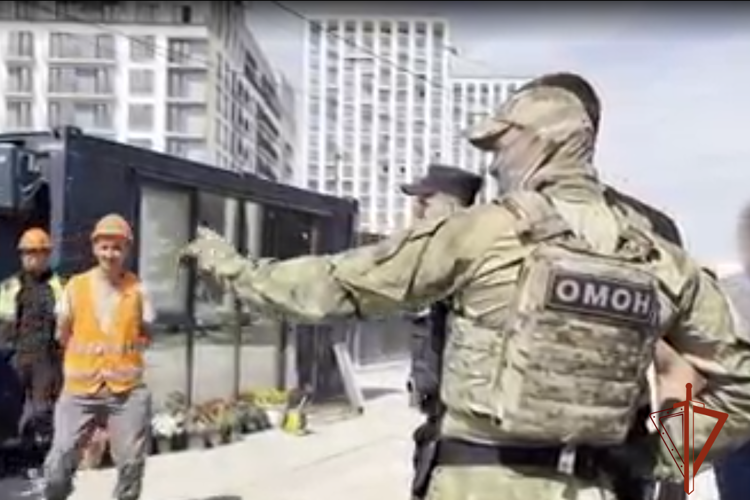  При содействии спецназа Росгвардии пресечены нарушения миграционного законодательства в Омске (видео)