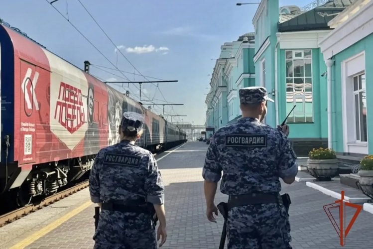 Росгвардия обеспечила безопасность уникального передвижного музея «Поезд Победы» в Омске