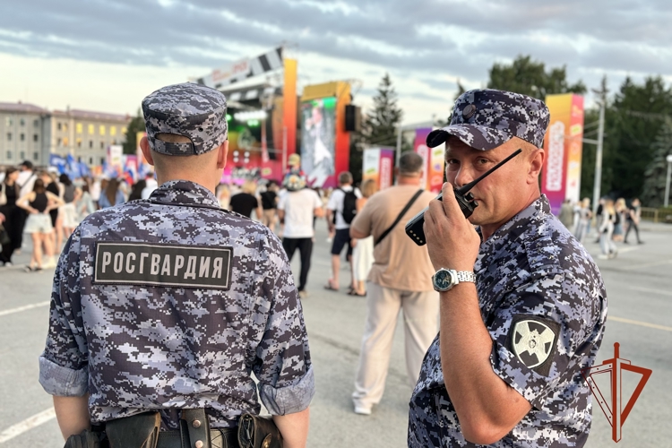 Сотрудники Росгвардии обеспечили правопорядок на Дне молодежи и выпускных вечерах в Омской области 
