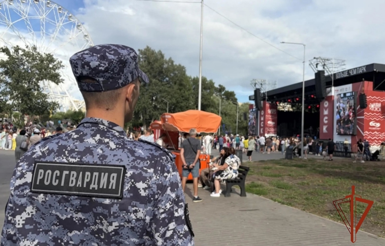 Росгвардейцы обеспечили правопорядок на фестивале  «Лето. Вокруг света. Культурный код под открытым небом» в Омске 