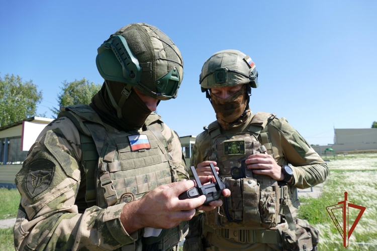 В подразделении омского ОМОН «Штурм» Росгвардии прошла тренировка по управлению беспилотниками (видео)