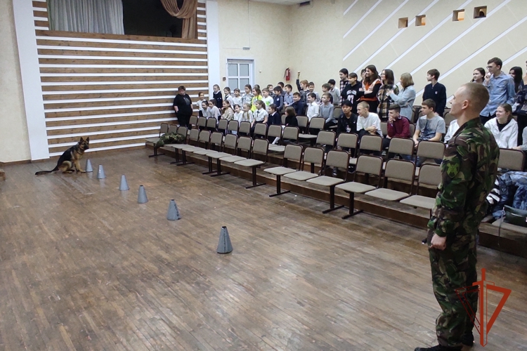 Сотрудники ОМОН «Штурм» Управления Росгвардии по Омской области провели «Урок мужества» для учеников омского лицея