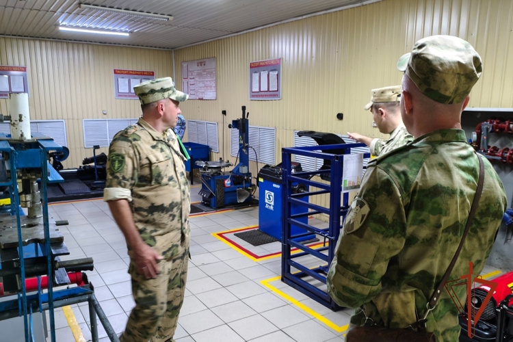 Учебно-методический сбор с начальниками автомобильных, бронетанковых служб Сибирского округа Росгвардии завершился в Омске