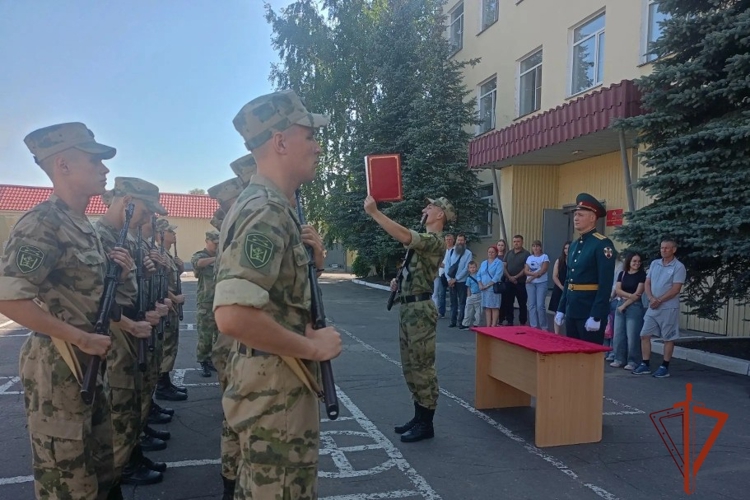 Военнослужащие Росгвардии по призыву приняли присягу в Омске