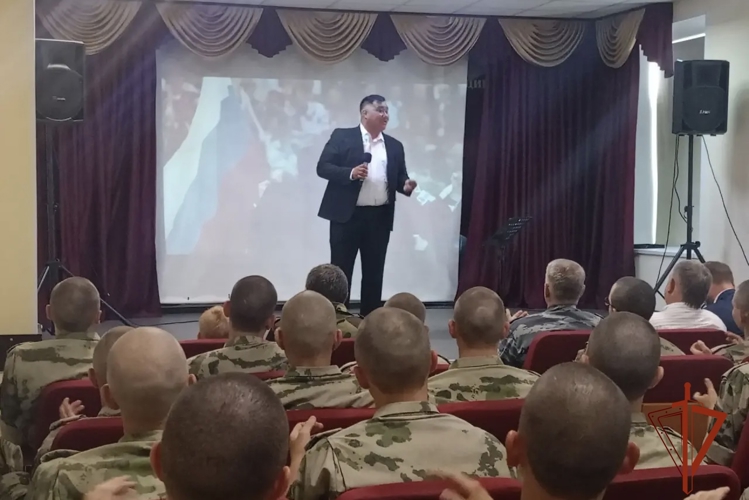 В Омске военнослужащие Росгвардии встретили день флага праздничным концертом 