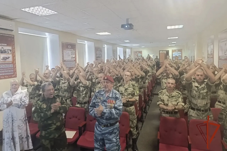 В Омске военнослужащие Росгвардии встретили день флага праздничным концертом 