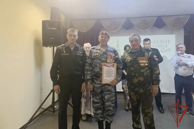 В Омске военнослужащие Росгвардии встретили день флага праздничным концертом 